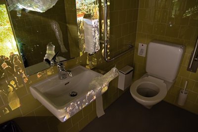 übertönt — überklebt — überschattet übertönt — überklebt — überschattet