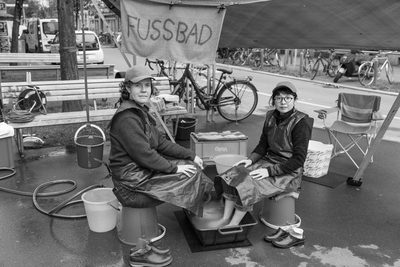 Julia Weber: "Foot Baths for All" (2025) Julia Weber: "Foot Baths for All" (2025)