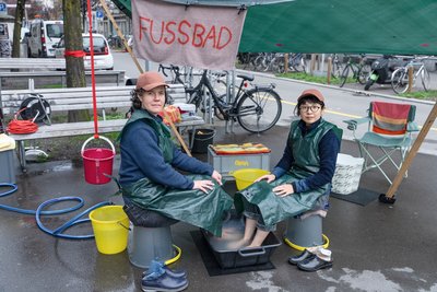 Julia Weber: "Foot Baths for All" (2025) Julia Weber: "Foot Baths for All" (2025)