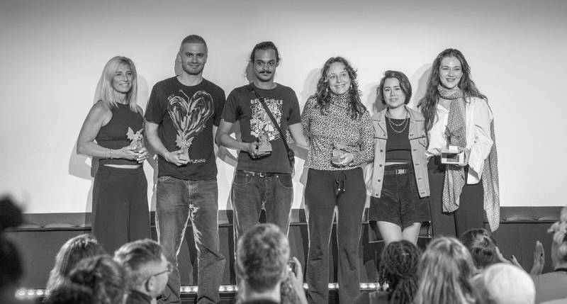 aulona_gewinnerin.jpg Menschen auf Bühne Festivalgewinn