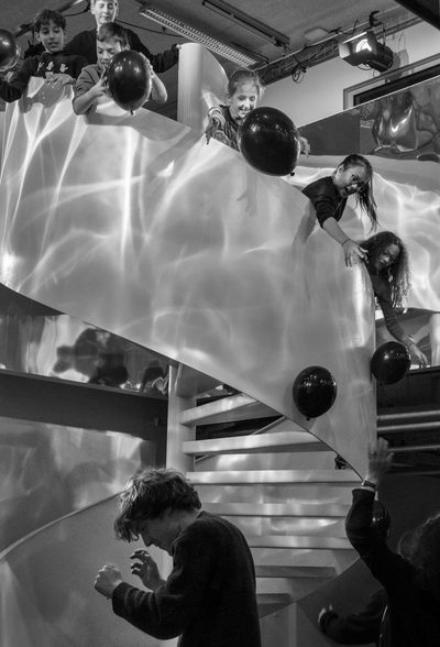 Zwischen Schule und Theater: über das Potenzial der Zusammenarbeit Zwischen Schule und Theater: über das Potenzial der Zusammenarbeit