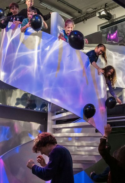 Zwischen Schule und Theater: über das Potenzial der Zusammenarbeit Zwischen Schule und Theater: über das Potenzial der Zusammenarbeit